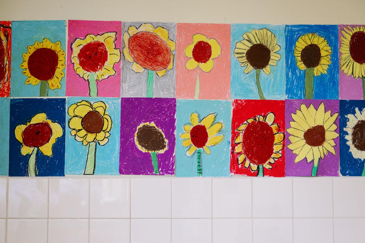 Pictiúir bláthanna gréine déanta ag na páistí / Sunflower paintings made by the children
