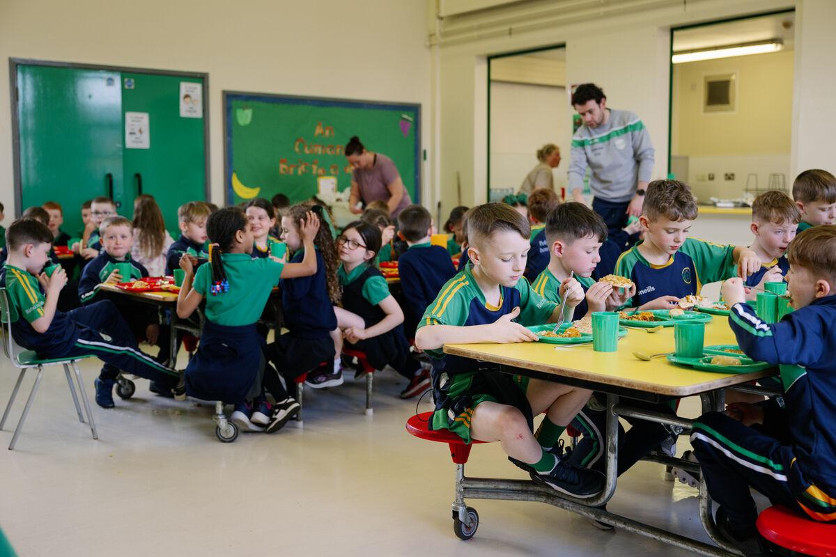 Páistí ag ithe bricfeasta sa scoil / Children eating breakfast at school