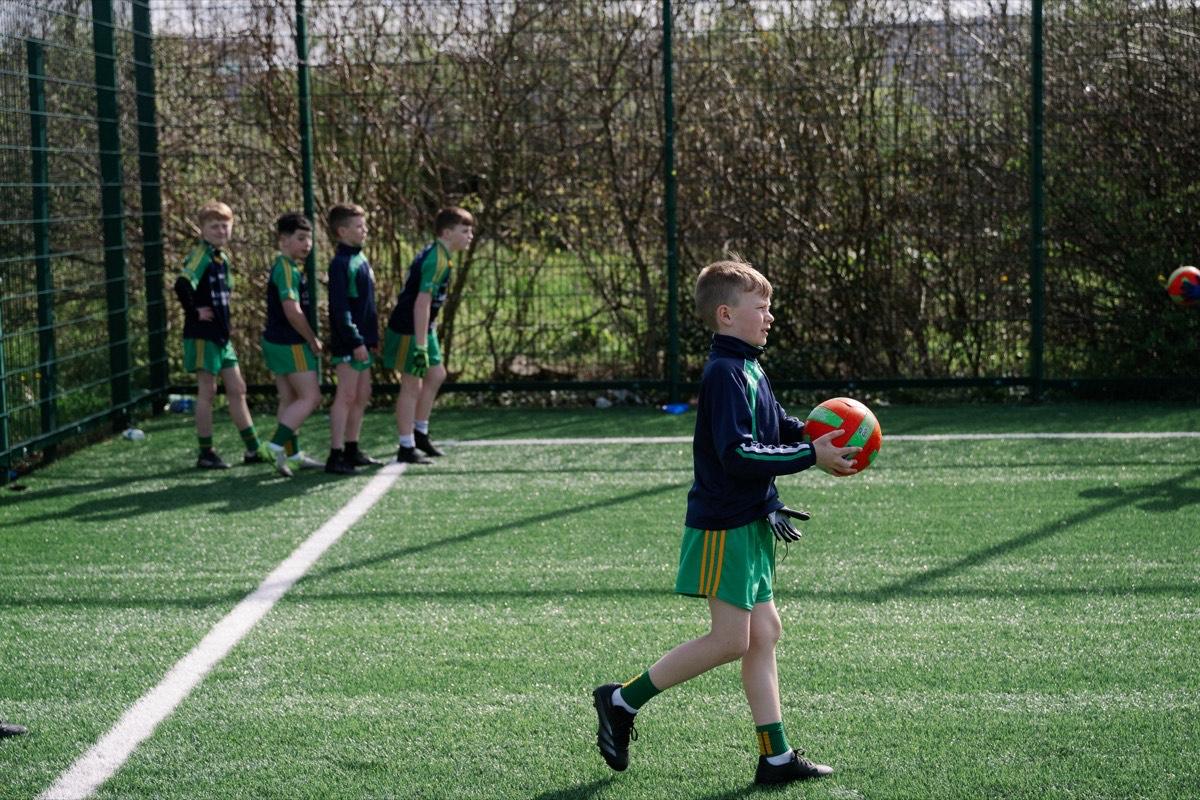 Páistí ag rith amuigh faoin aer / Children running outdoors
