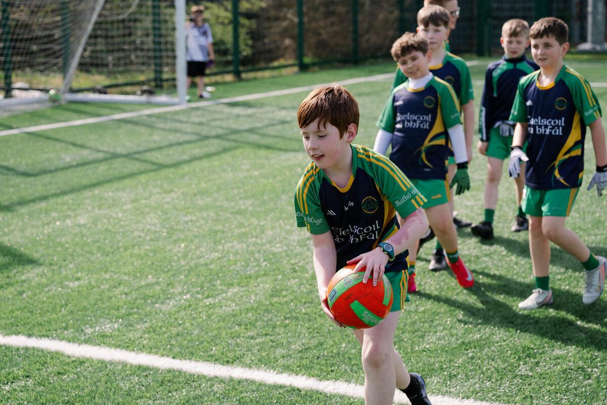 Páistí ag imirt peile ar an pháirc / Children playing football on the pitch