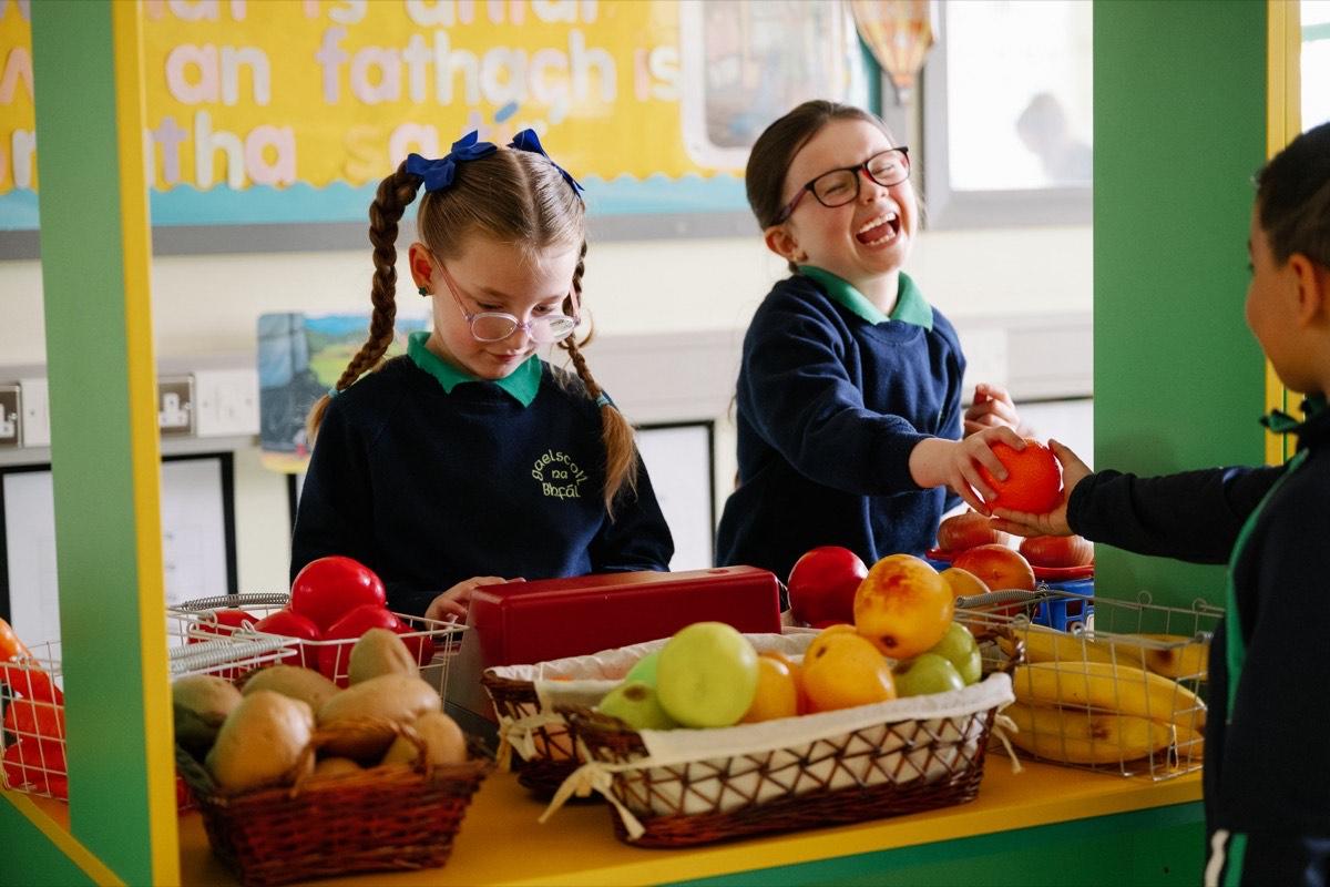Páistí ag glacadh páirt i ndrámaíocht sa scoil / Children taking part in drama at school